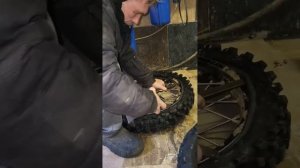 Разбортировка мото покрышки с тюблисом