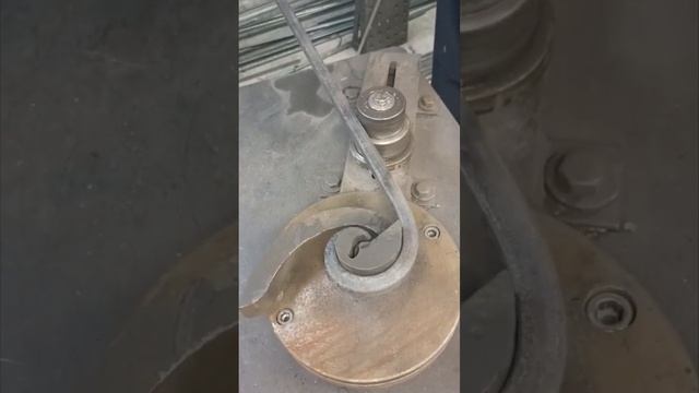 Процесс создания украшений из металла.