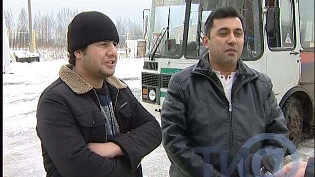 В Твери неизвестные обкидывают пассажирские ПАЗики камнями и бутылками смотреть онлайн