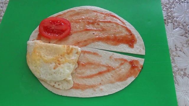 Аппетитный конверт из тортильи