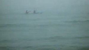 На Байкале в шторм на байдарке уходят в туман.