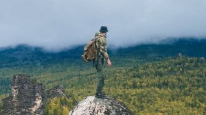 Поход в горы, забрался на вершину скалы. Кутурчинское Белогорье