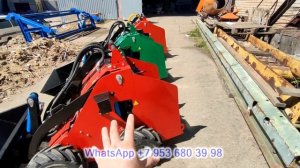 Три мини погрузчика под солнцем.