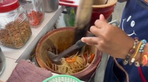 Показываю, как готовят популярный тайский салат Papaya Salad в Таиланде😋