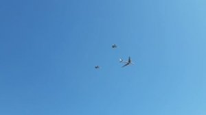 Ту-95МС и пара Су-30 в небе