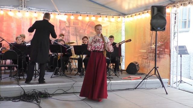 "Тарантасик"- сл. и муз. Михаила Устинова. Поёт Анастасия Лысякова. Новосибирск