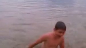 Пацан долго держится под водой!