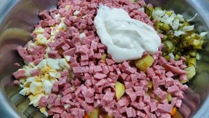 Салат Оливье классический с колбасой.Salad Olivier.