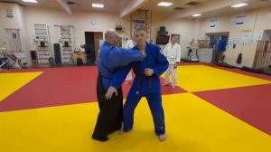 Защита от удара в лицо - шиме ваза (удушающий).