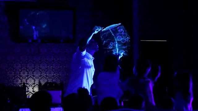 Шоу неоновых мыльных пузырей VIP смотреть онлайн