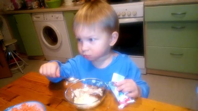 Денис есть пюре, закусывает пирожным смотреть онлайн