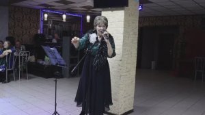 песня-переделка на мотив "Хорошее настроение" поет А.Булатова