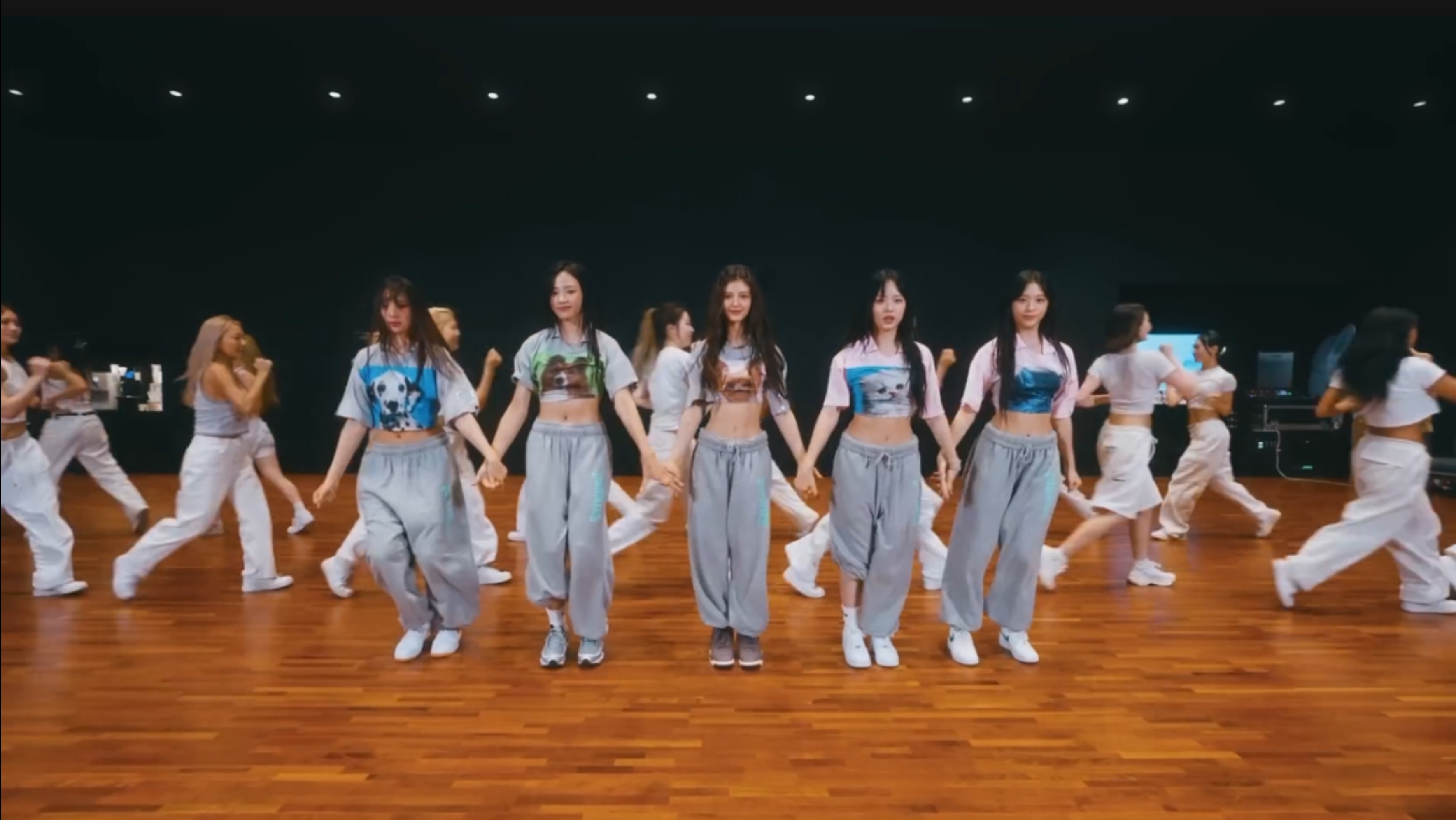 New Jeans (뉴진스) - 'Super Shy' dance practice mirrored