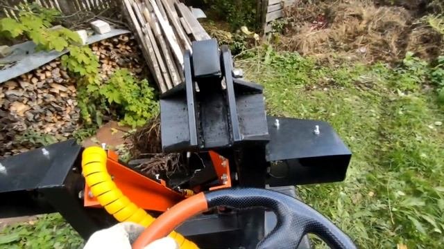 Минипогрузчик в работе. Убираю мусор с участка.