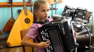 А. Нижник "История об ужасно смелом рыжем котенке" Играет баянистка Настя Кливитенко, 9 лет