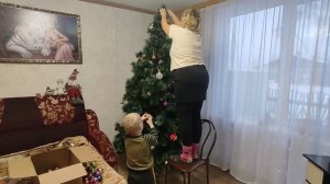 Наряжаем ёлку.