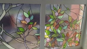 Окно с витражом на лестнице загородного дома