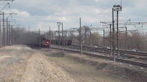 Тепловозы 2ТЭ10М-3577 и 2ТЭ10М-2618. Двойная тяга берёт разгон на подъём с "медведями". Звук 10Д100