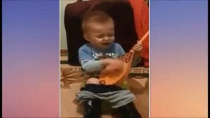 Малыши поют песенки на горшках:)
