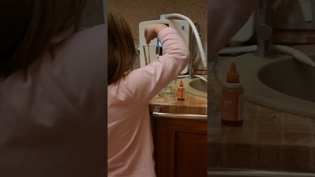 дети любят проводит опыты с водой. Замеряем pH в Канген водешампанском водопроводной опыты дет