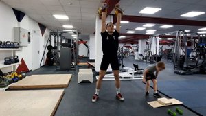 Тренировка с гирями. Комплекс упражнений с двумя гирями из 10 упражнений.