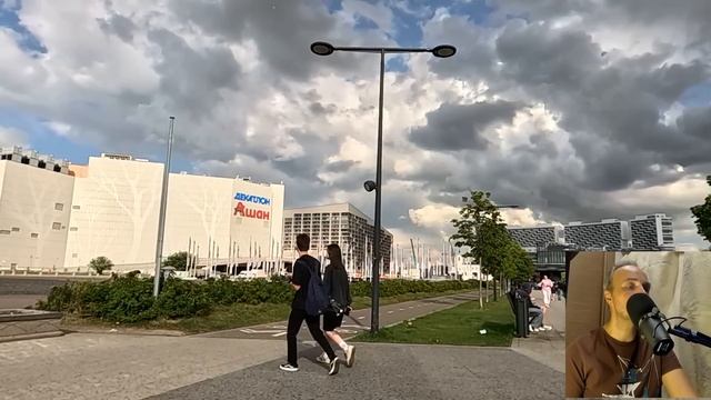 Свекровь без сожаления выбросила подарок невестки… А когда бродяга нашел странный кулон на помойке…