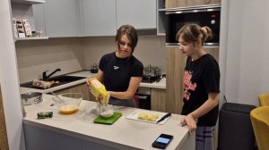 Русские в Венгрии. Печём шарлотку.