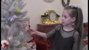 Зареченцы наряжают ёлку в ТЮЗе