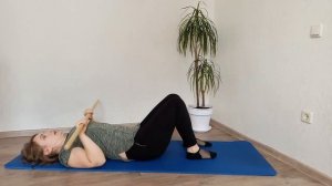 Упражнения с гимнастической палкой лежа на коврике