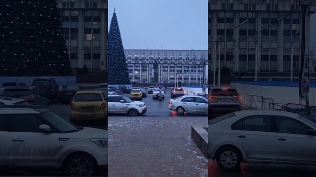 Главная новогодняя елка Тулы стоит у администрации города рядом с памятником Ленину