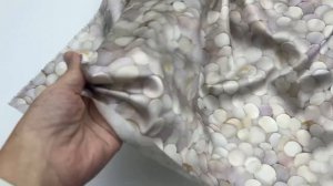 Шёлк  атласный  молочного цвета с принтом перламутровые ракушки 46581