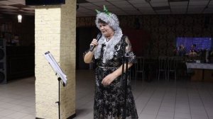 песня-переделка  на мотив "Пять минут" поет Л.Рогожникова