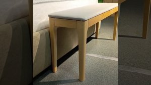 кровать с матрасом и банкеткой