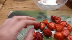 Очень вкусный и лёгкий десерт с клубникой, сахаром и сметаной😋