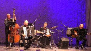 Ю.Жиро "Под небом Парижа" Играет аккордеонист Владимир Никулин Новосибирск