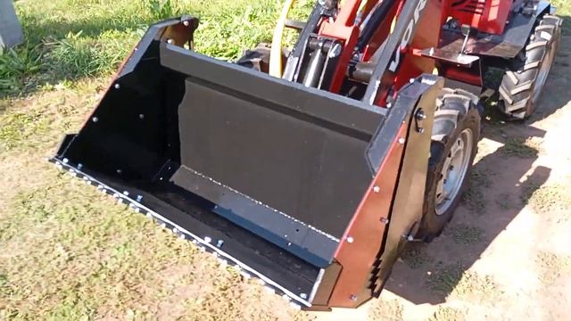Самодельный минипогрузчик с челюстным ковшом.
