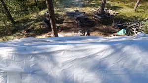 СТРОЙКА В ЛЕСУ. КРОЮ КРЫШУ НА ХИЖИНЕ. УБЕЖИЩЕ В ЛЕСУ СВОИМИ РУКАМИ. ТАЁЖНАЯ СТРОЙКА. ДОМ ОТШЕЛЬНИКА