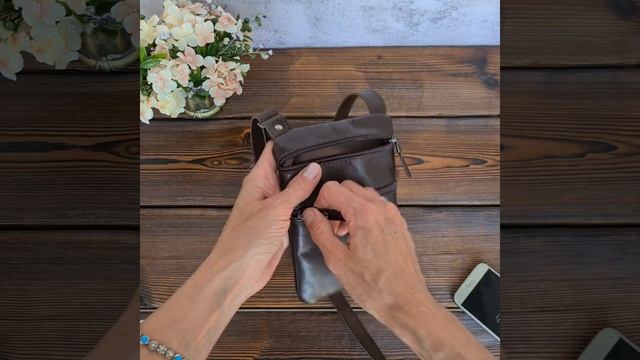 Сумка "Карманы" темно коричневая кожаная на плечо смотреть онлайн