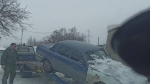 Второй день с Волгой после ДТП. Хозяин решил судьбу данного автомобиля. Эвакуация волги к себе.
