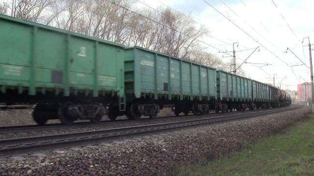 2ЭС10-007 Гранит-ВЛ10У-735 с грузовым поездом и приветливой бригадой