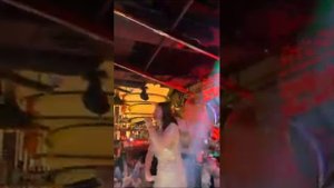 Умеда Парсаева поёт песню в клубе