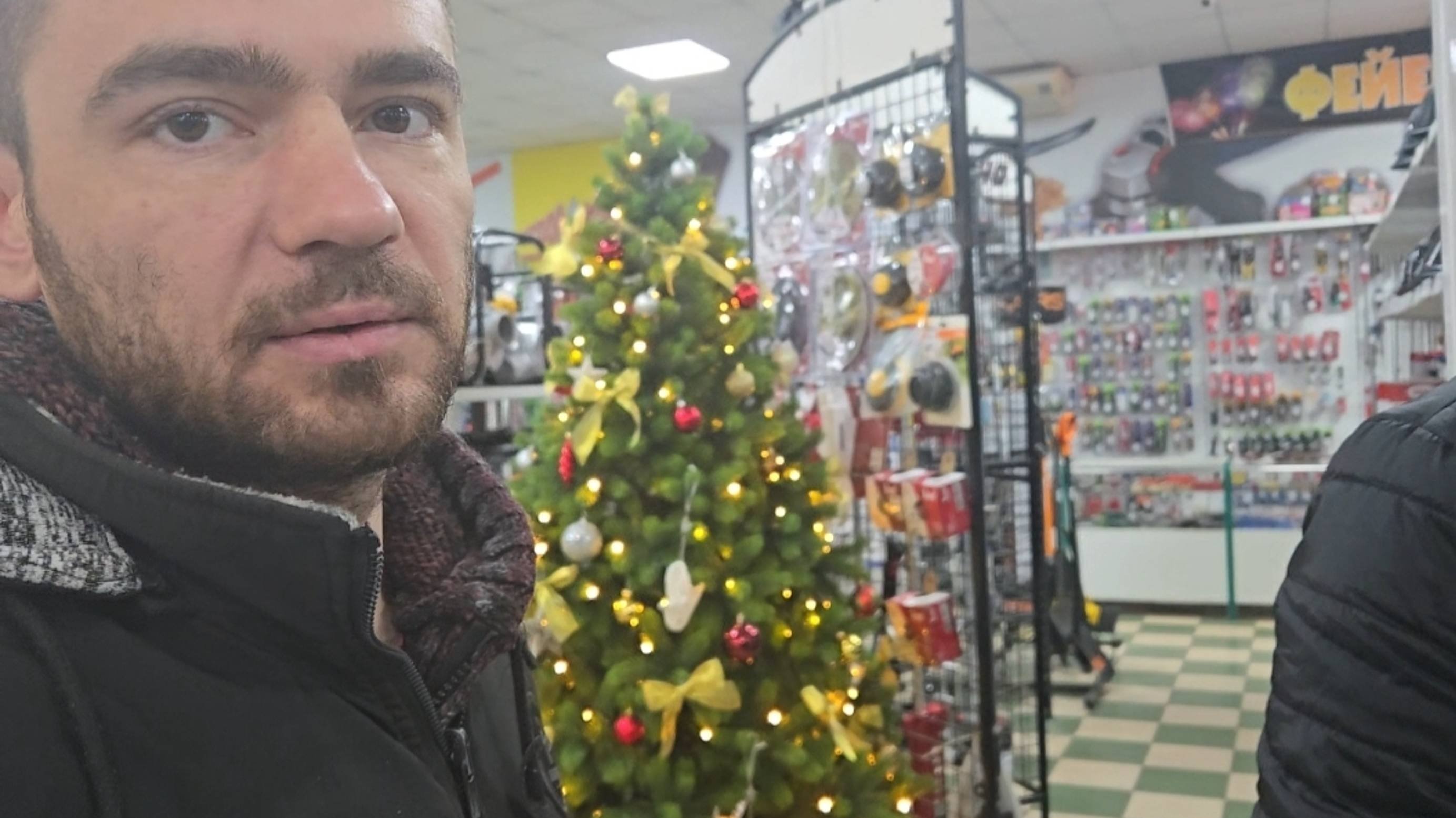 ВЛОГ ❄️ ПРИЕХАЛ ДРУГ // ВЫИГРАЛИ /// В НОВЫЙ ГОД БЕЗ ГАЗА // МНОГО МИШУРЫ #реальнаяжизнь