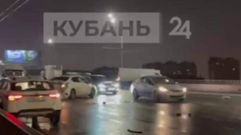Более 10 автомобилей столкнулись в массовом ДТП на Северном мосту в Краснодаре