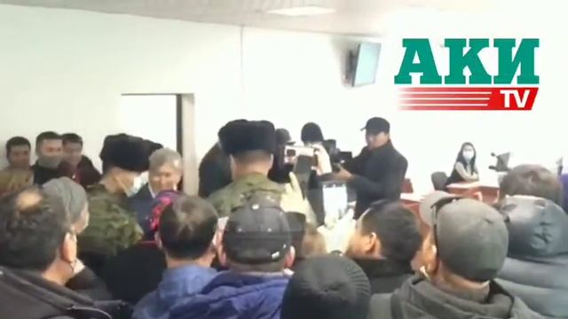 Атамбаева встретили аплодисментами, когда его привели в суд смотреть онлайн