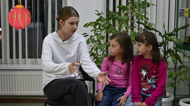 Взгляд снизу на Новый год. Мира и Маша. 4k