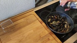 Мидии в сливочно-винном соусе | Самый лёгкий и вкусный рецепт 😋