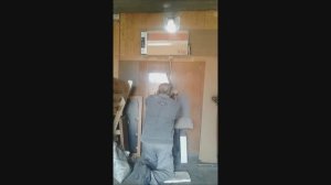 Прикол. Полка рухнула на голову деду.