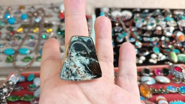 Кольца только с натуральными камнями в серебре .