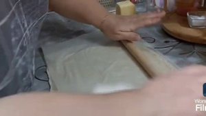 Хлебцы из слоеного теста с сыром