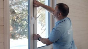 Большое остекление дома: 10 ПВХ-окон, параллельно - сдвижная дверь, входная дверь | Окна Компас